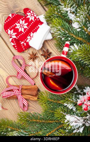 Weihnachten Glühwein auf Holztisch. Ansicht von oben Stockfoto