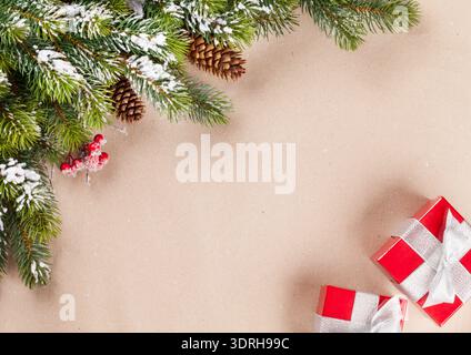 Weihnachtsbaumzweig und Geschenke Stockfoto