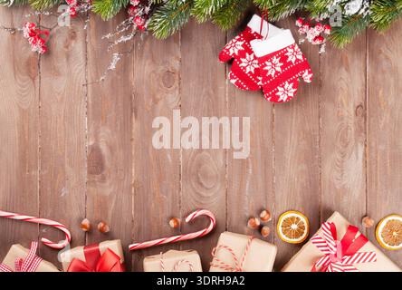Weihnachtshintergrund mit Tannenbaum und Geschenkboxen Stockfoto