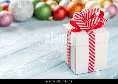 Geschenkbox und Weihnachtskugeln Stockfoto
