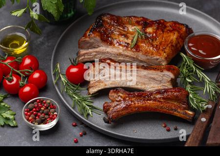 Grillrippchen, köstliches gegrilltes Fleischgericht, grauer Hintergrund Stockfoto