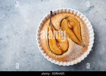 Mandel- und Birnenfrankenkuchen, Draufsicht, Kopierraum Stockfoto