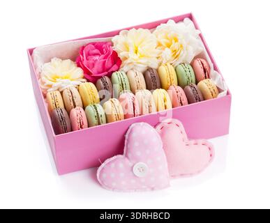 Bunte Makronen und Blumen. Süßen Macarons in Geschenkbox. Isoliert auf weißem Hintergrund Stockfoto