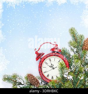 Weihnachten Hintergrund mit Wecker, Kiefer Ast und kopieren Sie Raum Stockfoto
