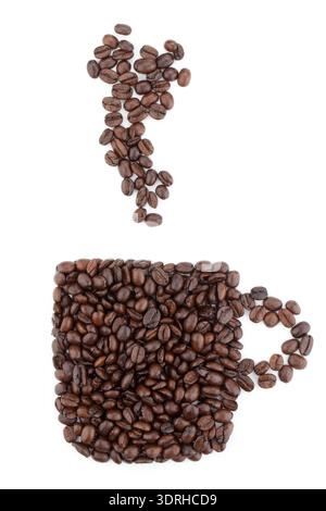 Kaffeetasse aus Kaffeebohnen hergestellt. Isoliert auf weißem Hintergrund Stockfoto