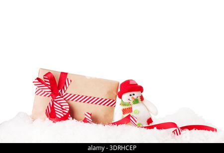Weihnachten Geschenk-Box und Schneemann Spielzeug im Schnee. Isoliert auf weißem Hintergrund Stockfoto