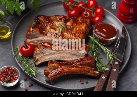 Grillrippchen, köstliches gegrilltes Fleischgericht, grauer Hintergrund Stockfoto
