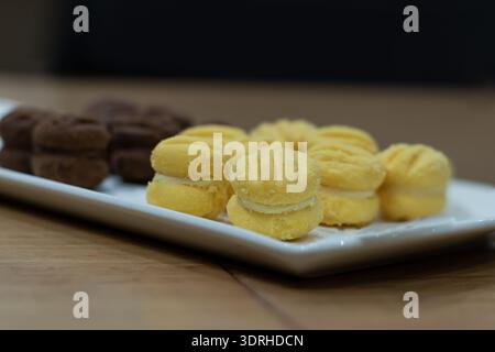Ein Teller mit Vanillecreme und Schokoladenkeksen Stockfoto