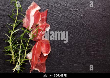 Prosciutto mit Rosmarin Stockfoto