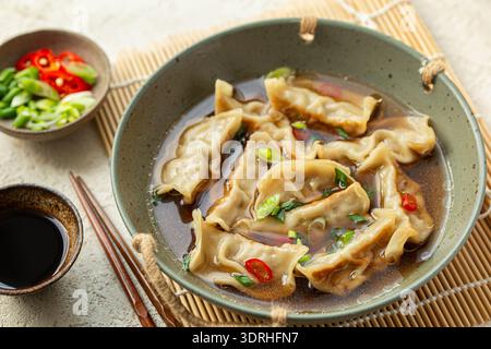 Vegetarische Gyoza-Teigsuppe in einer Schüssel Stockfoto