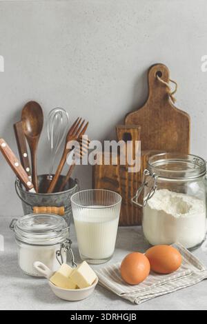 Backwerkzeuge und Zutaten, Kochkonzept, rustikaler Stil, Ton, Kopierraum Stockfoto