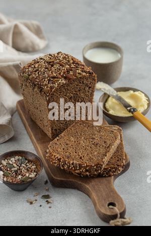 Scheiben frisch gebackenes, hausgemachtes, mehrkörniges Roggenbrot Stockfoto