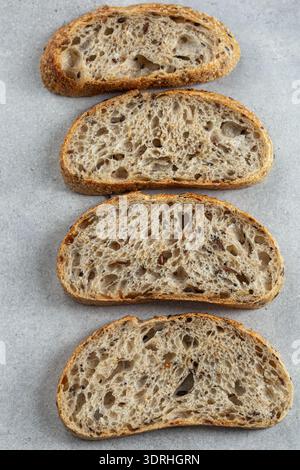 Scheiben hausgemachtes mehrkörniges Sauerteigbrot, Blick von oben Stockfoto
