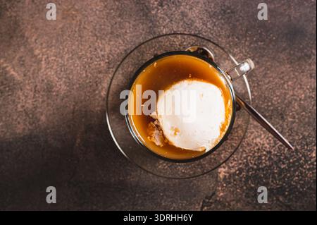 Nahaufnahme von köstlichem süßem affogato-Kaffee mit cremigem Eis in einer Tasse auf dem Tisch Stockfoto