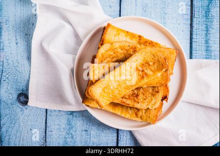 Nahaufnahme von französischem knusprigem süßem Toast auf dem Teller auf dem Tisch Stockfoto