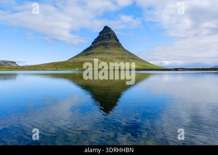 Majestätischer Kirkjufell-Berg mit Reflexionen in den ruhigen Gewässern der ruhigen isländischen Landschaft Stockfoto