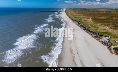 Die Küstenlandschaft Dänemarks mit ruhigen Stränden und zerklüfteten Klippen unter einem klaren blauen Himmel Stockfoto