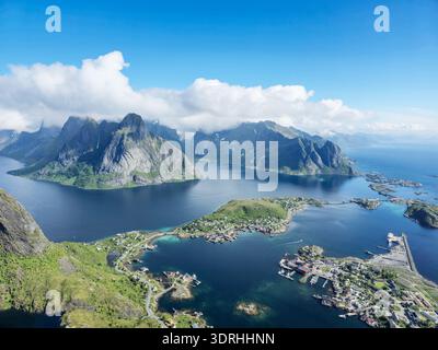 Atemberaubende Aussicht auf die malerischen Lofoten-Inseln in Norwegen Stockfoto
