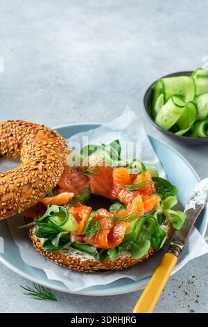 Sandwich mit geräuchertem Lachs, Frischkäse und Gurken-Bagel Stockfoto