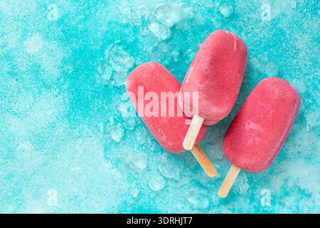 Erfrischende cremige Beeren-Stiele Stockfoto