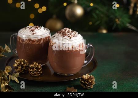 Heiße Schokolade mit Schlagsahne in Glasbechern Stockfoto