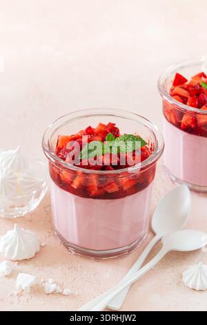 Köstliches Erdbeerdessert im Glas Stockfoto