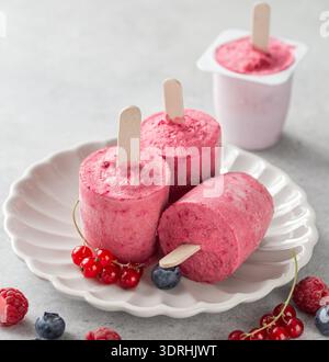 Erfrischende Joghurtbeeren am Stiel Stockfoto