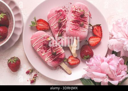 Erfrischende cremige Beeren-Stiele Stockfoto