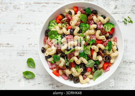 Nudelsalat mit Gemüse Stockfoto