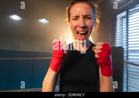 Aufschrei unabhängiger Mädels Macht. Wütende, starke, verrückte Kämpferin, die aggressiv auf Boxring aussieht. Kraftvoll und ehrgeizig Stockfoto