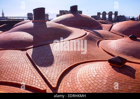 Nahaufnahme der geschwungenen Kuppeln aus Terrakotta-Backsteinen auf dem Dach der Kathedrale von Malaga. Spanien. Einzigartige geometrische Dacharchitektur und traditionelles Tonmaterial. Limest Stockfoto