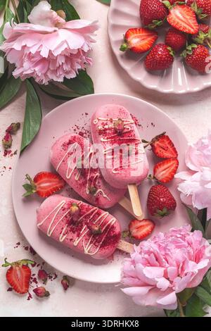 Erfrischende cremige Beeren-Stiele Stockfoto