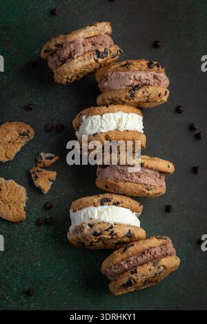 Schokoladenchips, Kekse, Eis-Sandwich Stockfoto