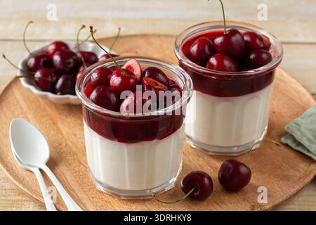 Süßes Kirschgelee Mousse Dessert im Glas Stockfoto