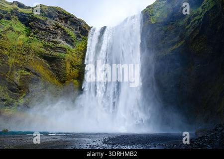 Der Skogafoss-Wasserfall in Island ist ein atemberaubendes Naturwunder, wo das Wasser anmutig von felsigen Klippen in einen ruhigen po fließt Stockfoto