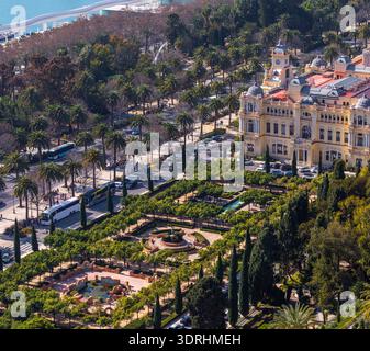 Malaga Spanien breiter Panoramablick auf die Fassade des Rathauses von Malaga und die symmetrischen Pedro Luis Alonso Gärten mit Palmen und Spaziergang Stockfoto