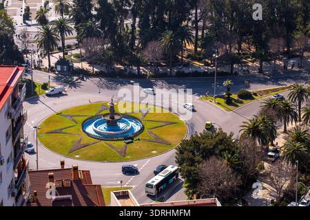 Malaga Spanien Hochwinkelblick auf den Kreisverkehr Plaza del General Torrijos mit einem zentralen Wasserbrunnen und Gartendesigns, umgeben von städtischem Verkehr Stockfoto