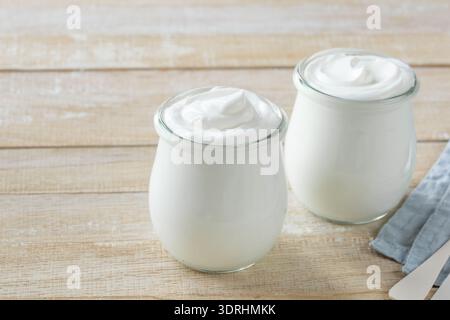Frischer griechischer Joghurt im Glasgefäß Stockfoto