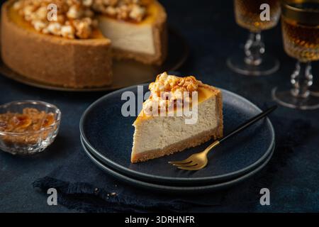 Scheibe Käsekuchen mit Popcorn und gesalzener Karamellsauce Stockfoto