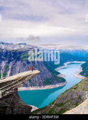 Atemberaubende Aussicht von der Klippe von Preikestolen mit Blick auf den Lysefjord in Norwegen Stockfoto