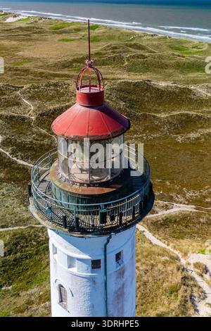 Erkunden Sie die atemberaubende Küstenlandschaft mit einem historischen Leuchtturm in Dänemark Stockfoto