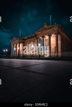 National Gallery of Scotland beleuchtet bei Nacht, Edinburgh City Centre Architecture Stockfoto