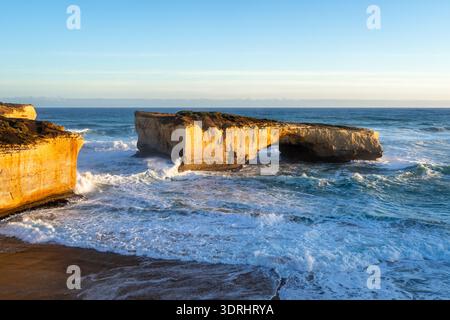 Sonnenuntergang an der London Bridge, Twelve Apostles, Great Ocean Road, Australien Stockfoto