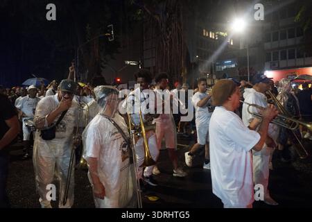 Revelers have fun at the Carneval Street Party in Sao Paulo Brasilien, Sao Paulo - 17. Februar 2026: Revelers have fun at the Carneval Street Party in Sao Paulo, Brasilien, am 17. Februar 2026. Sao Paulo SP Brasilien Copyright: XCrisxFagax Stockfoto
