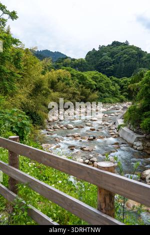 Brücke über den Fluss auf dem Nakasendo Trail, Japan Stockfoto