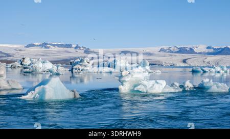 Erleben Sie atemberaubende Eisberge, die anmutig in der Jokulsarlon Glacier Lagoon, Island, schwimmen Stockfoto