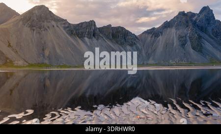 Atemberaubende Reflexionen der Berge am Vestrahorn in Island während der goldenen Stunde Stockfoto