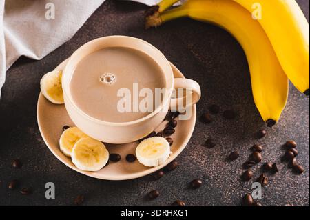 Gemischter gefrorener Bananenkaffee in einer Tasse auf dem Tisch Stockfoto