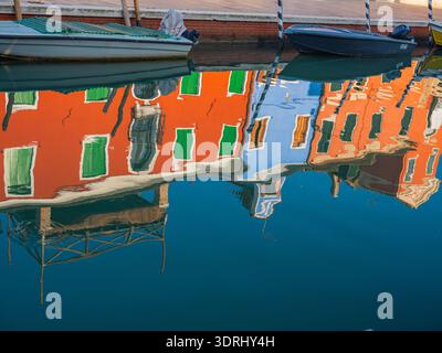 Burano, Venedig, Italien 29.10.2022. Insel Burano, Region Venedig. Helle mehrfarbige Häuser auf gegenüberliegenden Seiten der Kanäle und Farben Stockfoto