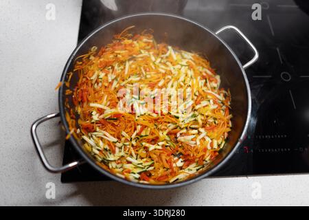 Große runde moderne Pfanne mit fein gehacktem farbenfrohem Gemüse der Saison Stockfoto